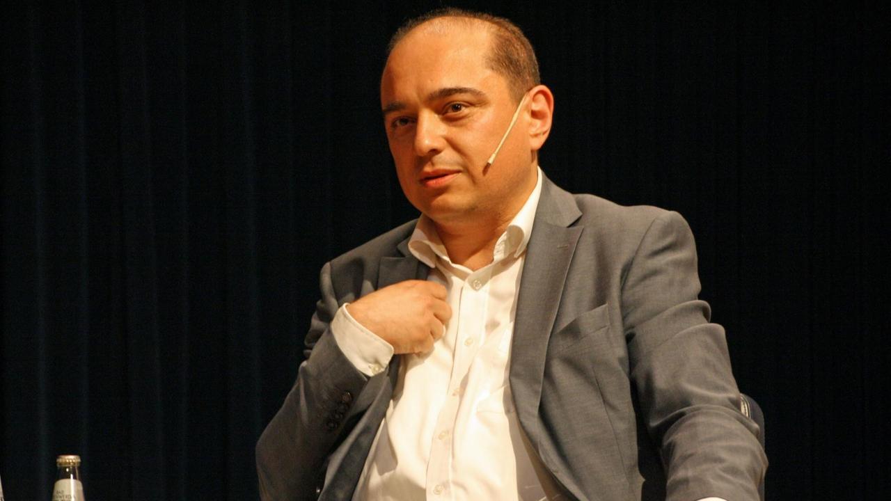Basil Kerski bei der DLF-Sendung "Zur Diskussion - Streitfragen Ost-West" aus dem Zeitgeschichtlichem Forum Leipzig, 15.06.2016 Basil Kerski bei der DLF-Sendung "Zur Diskussion - Streitfragen Ost-West" aus dem Zeitgeschichtlichem Forum Leipzig, 15.06.2016