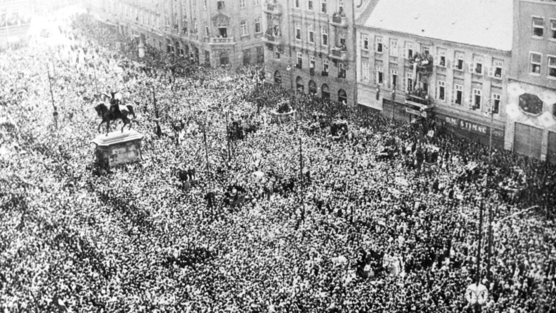 09.05.1945: Eine Menschenmenge feiert in der kroatischen Hauptstadt Zadar das Ende des Zweiten Weltkrieges.