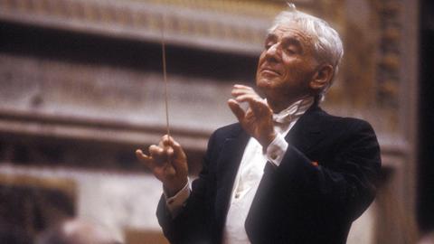 Leonard Berstein als Dirigent in Italien in einer Farbfotografie vermutlich aus dem Jahr 1983