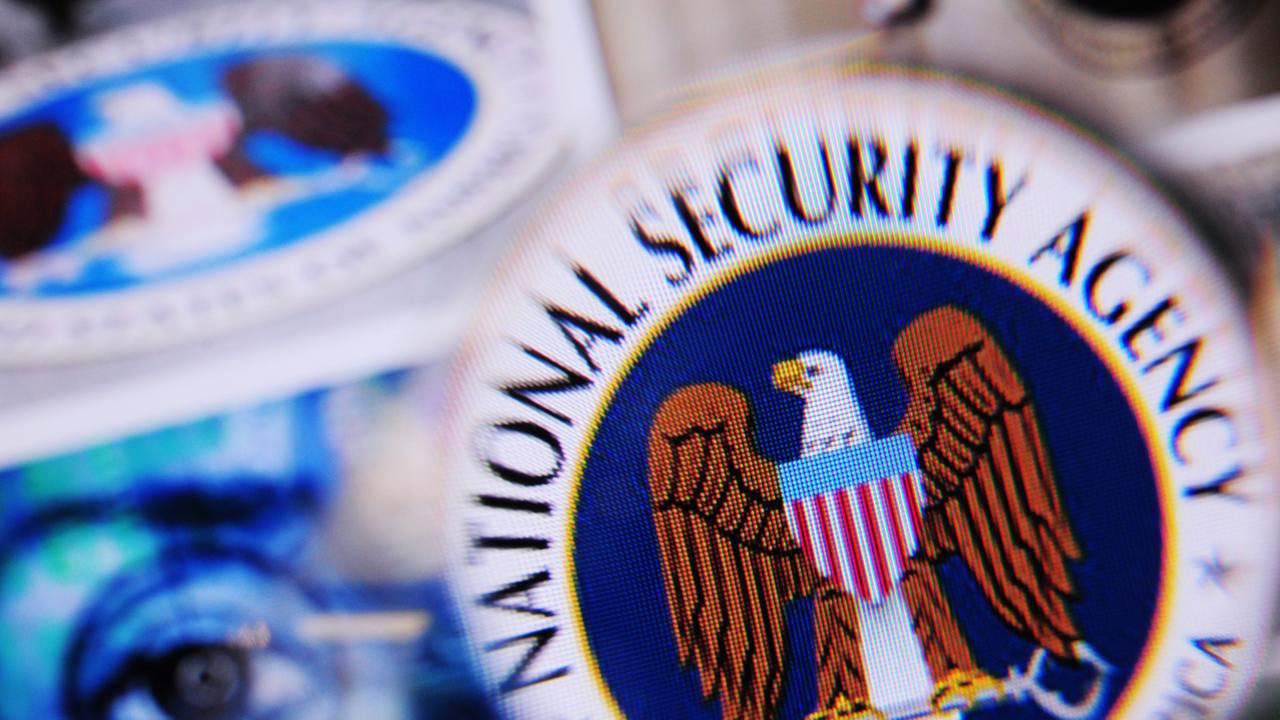 ILLUSTRATION - Durch eine Lupe ist am 16.01.2014 in Berlin das Logo des US-Geheimdienstes National Security Agency (NSA) auf einem Monitor zu sehen. US-Präsident Obama stellt am 17. Januar 2014 seine Reformen für den Geheimdienst NSA vor. Foto: Nicolas Armer/dpa ILLUSTRATION - Durch eine Lupe ist am 16.01.2014 in Berlin das Logo des US-Geheimdienstes National Security Agency (NSA) auf einem Monitor zu sehen. US-Präsident Obama stellt am 17. Januar 2014 seine Reformen für den Geheimdienst NSA vor. Foto: Nicolas Armer/dpa