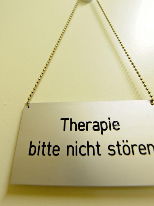 Schild an einem Therapieraum in der Abteilung für Psychotraumatologie im Bundeswehrkrankenhaus in Hamburg. Das Hamburger Bundeswehrkrankenhaus hat sich nach Beginn der Bundeswehr-Auslandseinsätze 1992, auf Trauma-Störungen spezialisiert.
