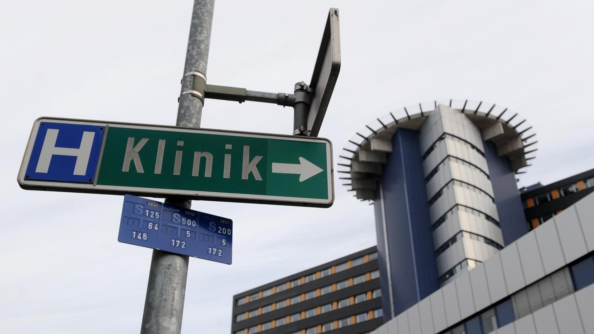 Ein Schild mit der Aufschrift "Klinik", aufgenommen am Samstag (18.02.2012) in Innsbruck in Österreich vor der Universitätsklinik für Allgemeine und Chirurgische Intensivmedizin, die im Hintergrund zu sehen ist. Ein Schild mit der Aufschrift "Klinik", aufgenommen am Samstag (18.02.2012) in Innsbruck in Österreich vor der Universitätsklinik für Allgemeine und Chirurgische Intensivmedizin, die im Hintergrund zu sehen ist.