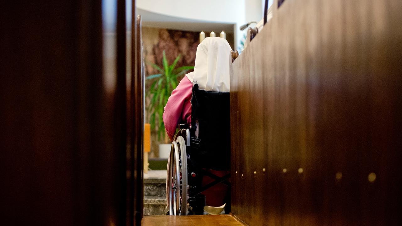 Eine Nonne im Rollstuhl sitzt in Berlin im Kloster St. Gabriel während eines Gebets in der Kirche, aufgenommen 2015. 