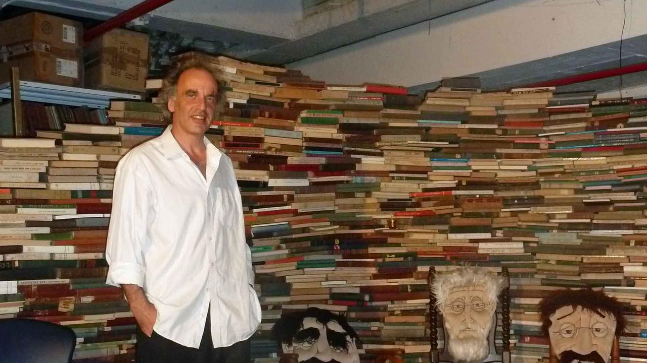Mendy Cahan vor einer Wand aus jiddischen Büchern in seinem "Yung Yiddish Book Museum". Mendy Cahan vor einer Wand aus jiddischen Büchern in seinem "Yung Yiddish Book Museum".