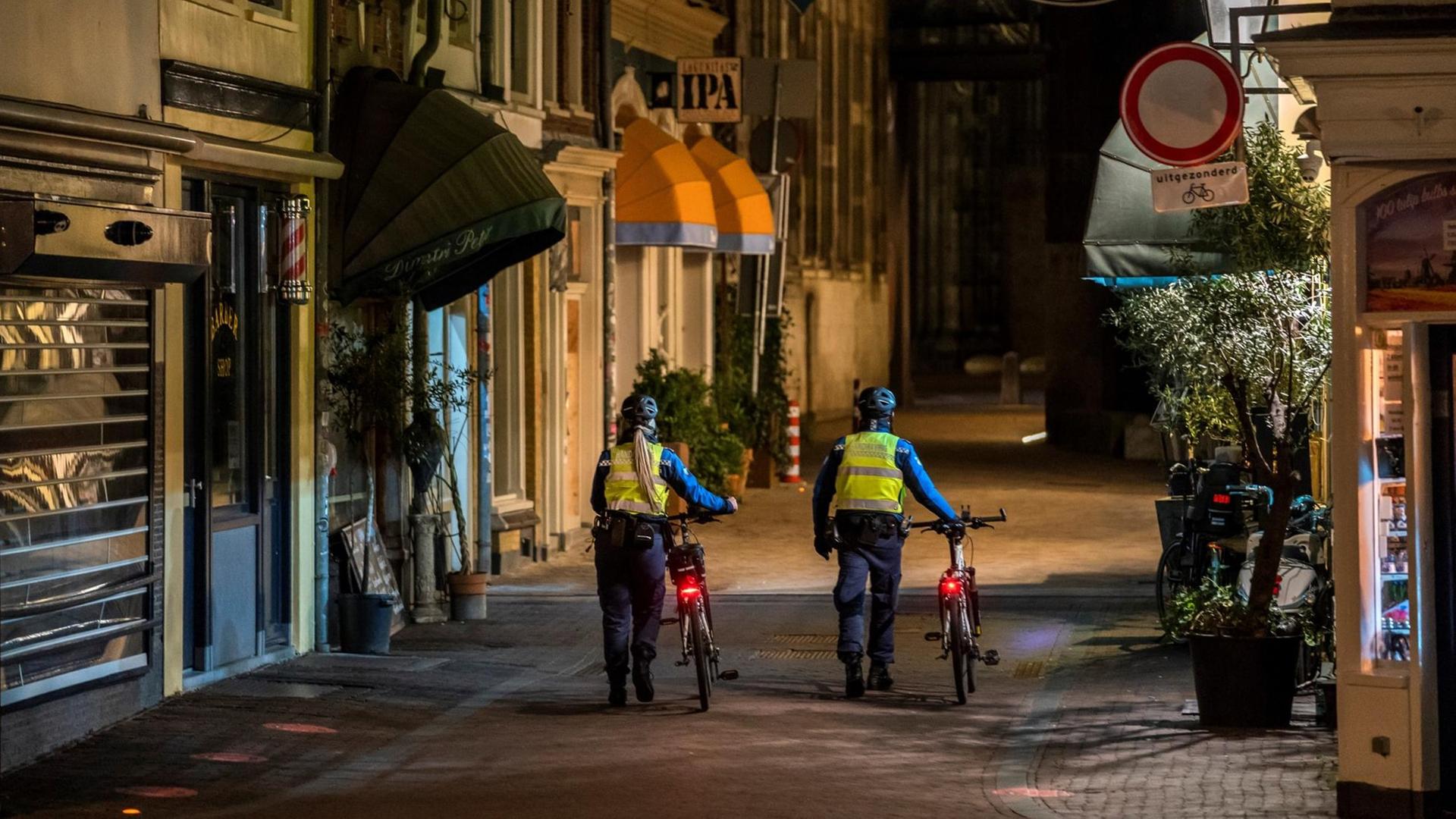 Polizisten patrouillieren in Utrecht, Niederlande Polizisten patrouillieren in Utrecht, Niederlande
