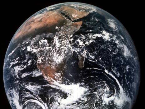 Die perfekte Momentaufnahme vom Mond auf die Erde, aufgenommen aus 37.000 Kilometer Entfernung durch die Besatzung der Apollo 17, 1972