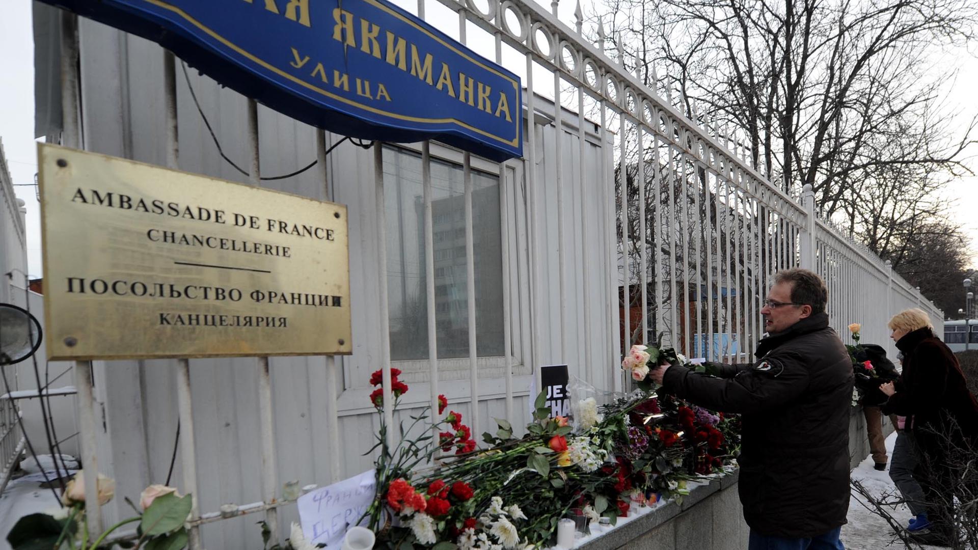 Auch vor der französischen Botschaft in Moskau wird Trauer über das Pariser Attentat bekundet. Auch vor der französischen Botschaft in Moskau wird Trauer über das Pariser Attentat bekundet.