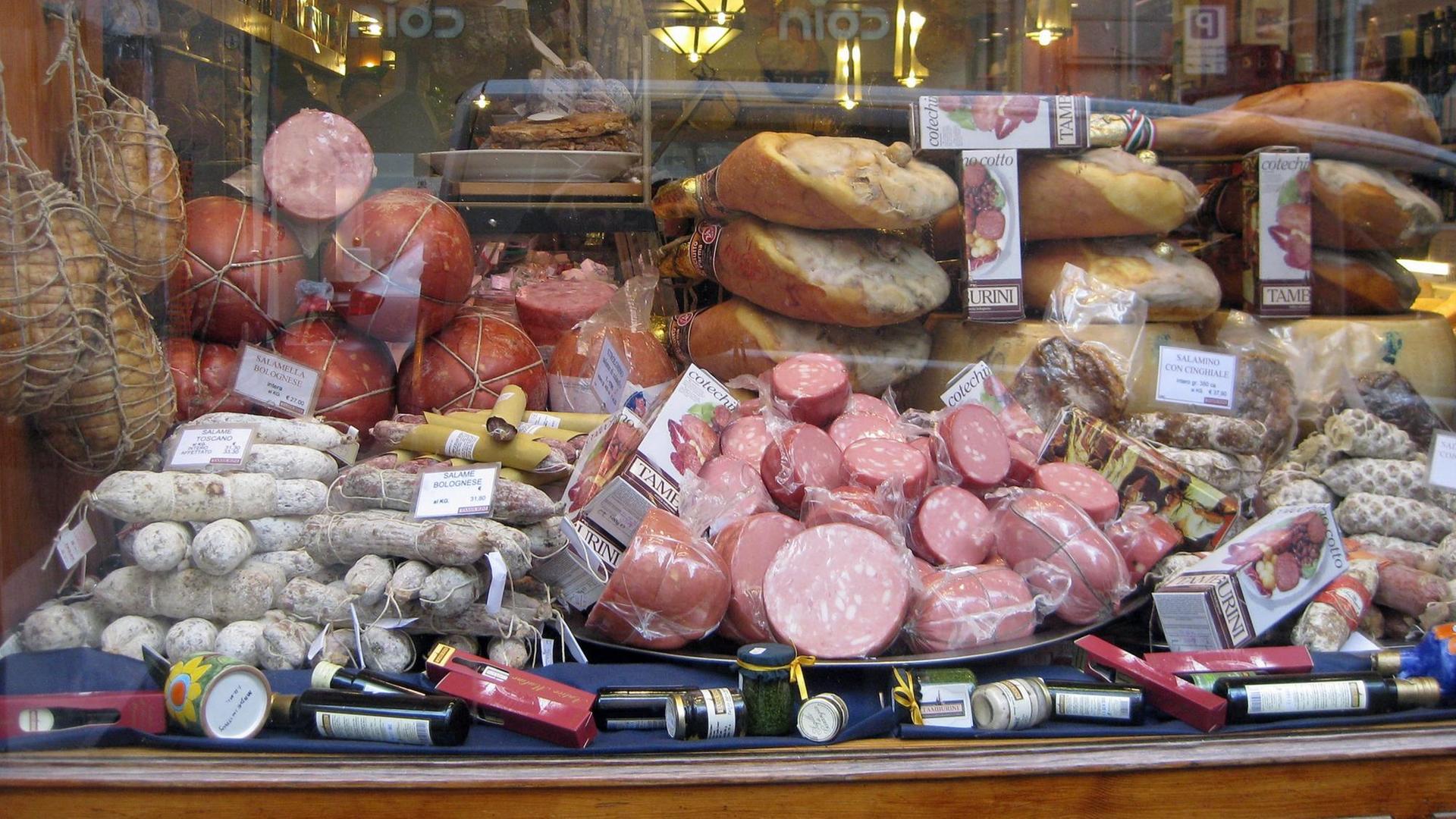 Das Schaufenster einer Metzgerei in Bologna - Italien. Das Schaufenster einer Metzgerei in Bologna - Italien.