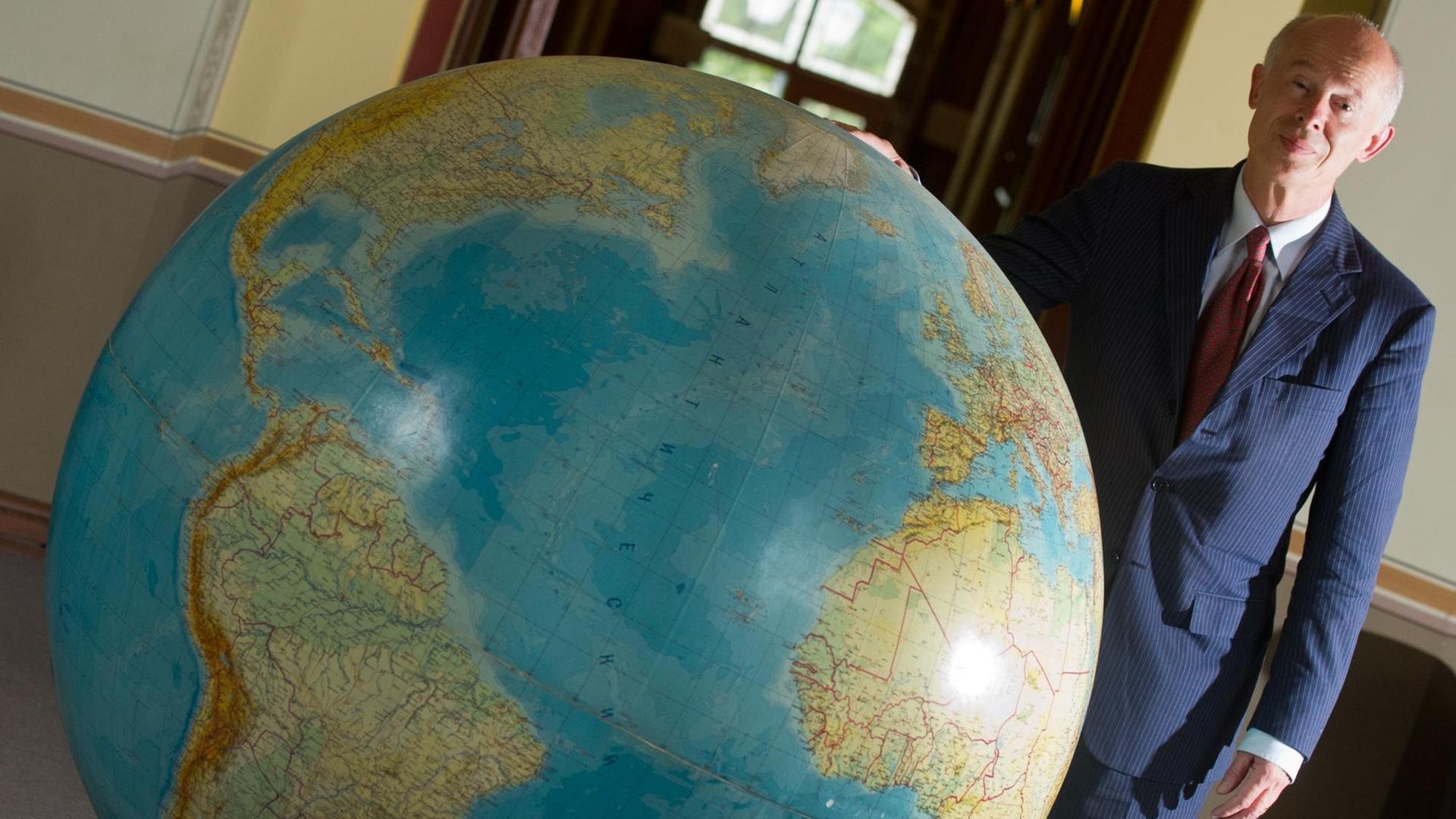 Der frühere Direktor Hans Joachim Schellnhuber vom Potsdam-Institut für Klimafolgenforschung (PIK) steht am Mittwoch (20.06.2012) hinter einem großen Globus. Der frühere Direktor Hans Joachim Schellnhuber vom Potsdam-Institut für Klimafolgenforschung (PIK) steht am Mittwoch (20.06.2012) hinter einem großen Globus.