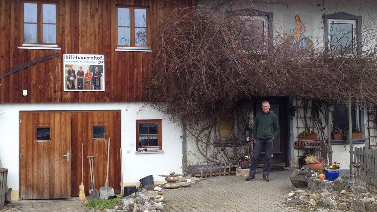 Dietmar Sutter vor seinem "Hifi-Bauernhof" im Allgäu.