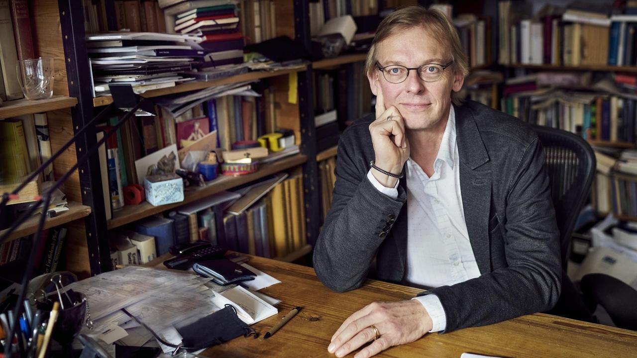 Porträt des Autoren Dieter Thomä an seinem Schreibtisch vor einem Bücherregal. Porträt des Autoren Dieter Thomä an seinem Schreibtisch vor einem Bücherregal.