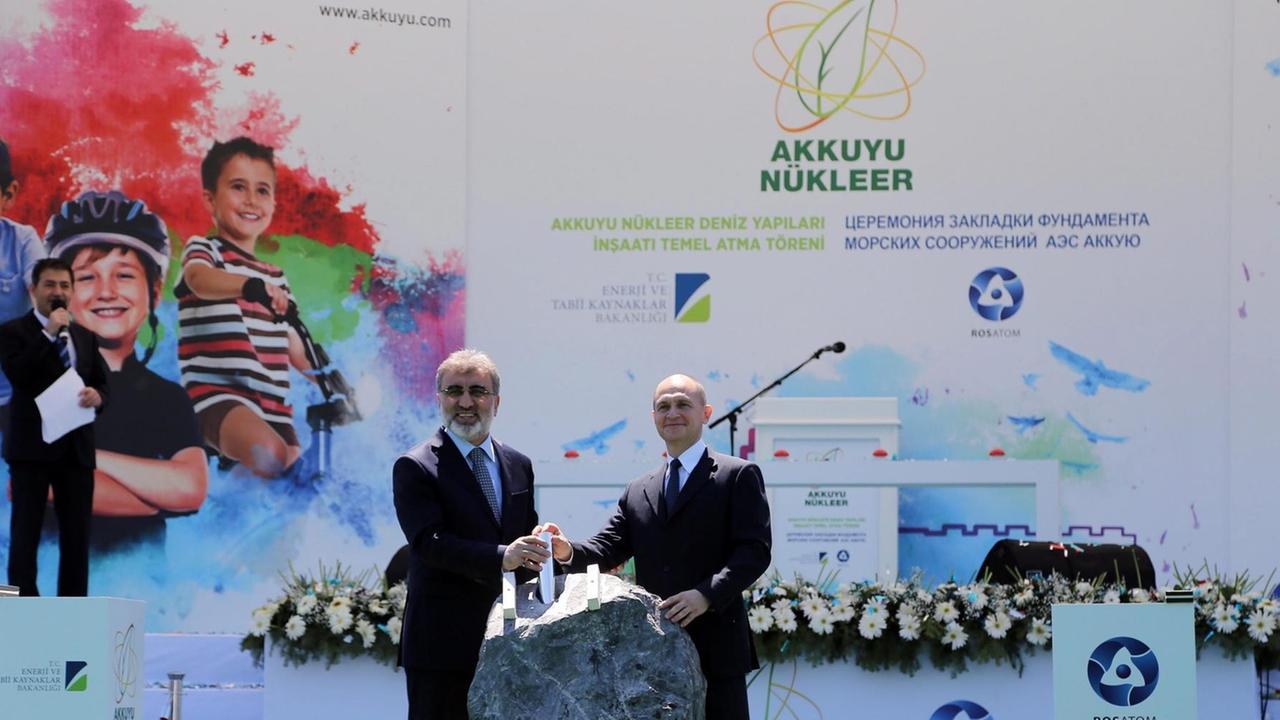 Der türkische Energieminister Taner Yildiz (l) Sergey Kiriyenko, Leiter der Föderalen Agentur für Atomenergie Russlands, bei der Grundsteinlegung für das erste türkische Atomkraftwerk in Akkuyu am 14. April 2015.