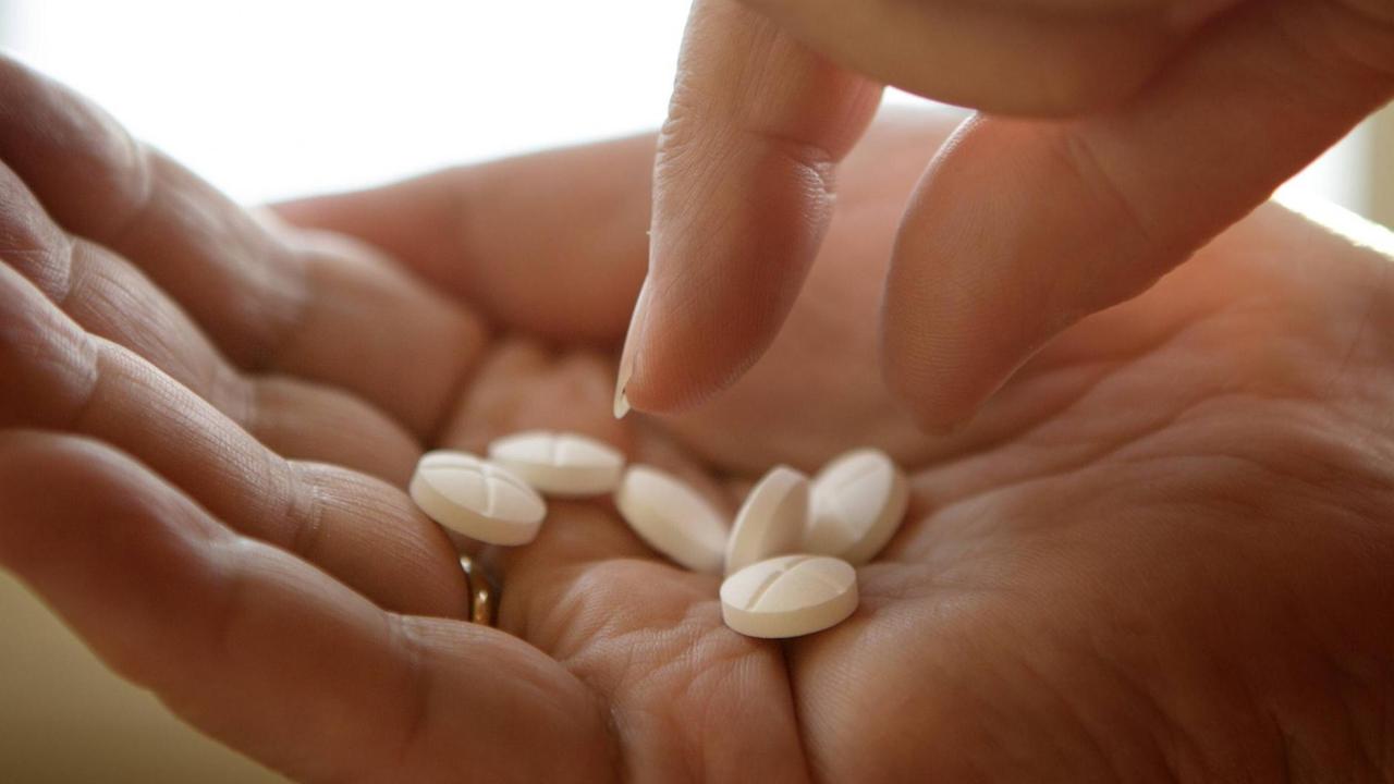 Eine Frau nimmt Tabletten. Eine Frau nimmt Tabletten.