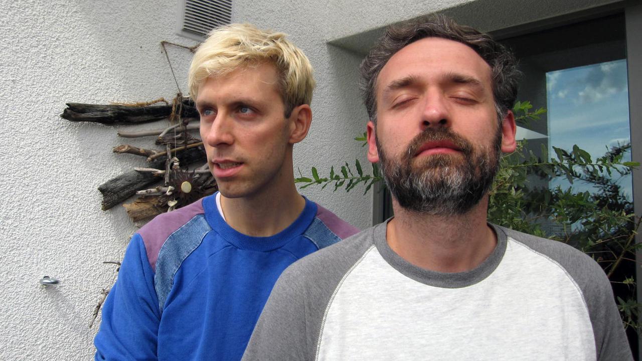 Fabian Fenk (l.) und Anton Feist sind das Elektro-Pop-Duo The/Das. Feist hält auf dem Foto die Augen geschlossen.