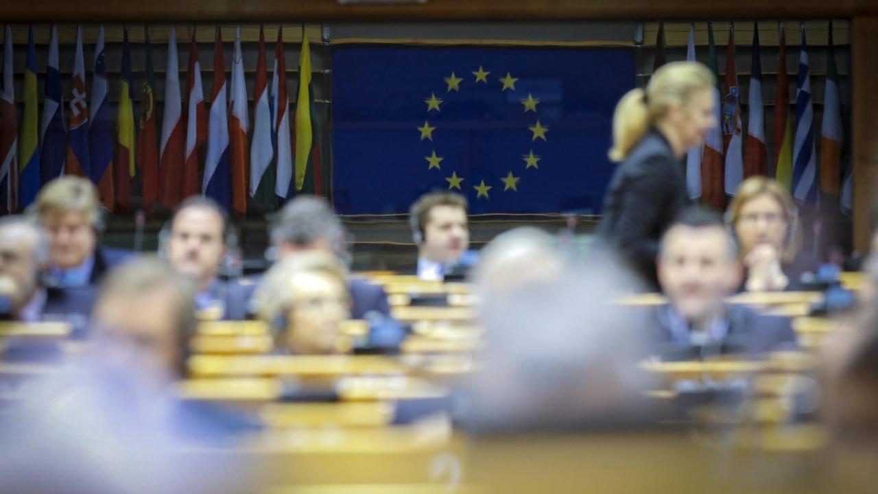 Mitglieder des Europäischen Parlaments während einer Plenarsitzung im Espace Leopold in Brüssel, Belgien.

