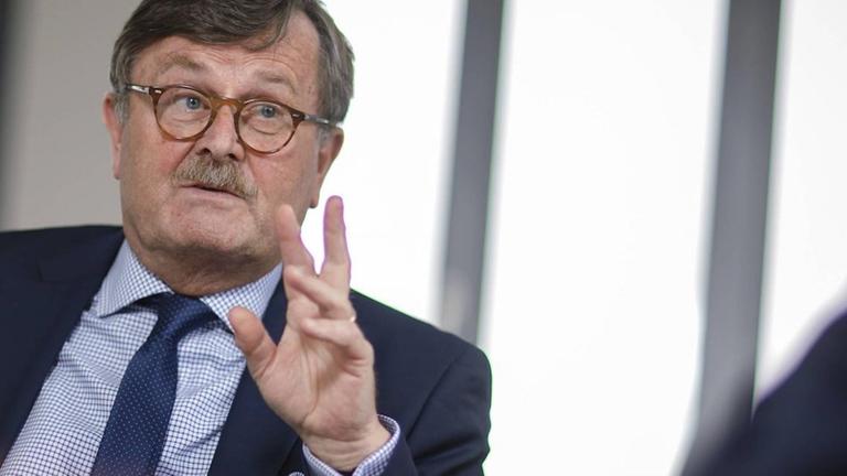 Frank Ulrich Montgomery, Ex-Präsident der Bundesärztekammer (BAEK), gestikuliert bei einem Interview in Berlin. Frank Ulrich Montgomery, Ex-Präsident der Bundesärztekammer (BAEK), gestikuliert bei einem Interview in Berlin.