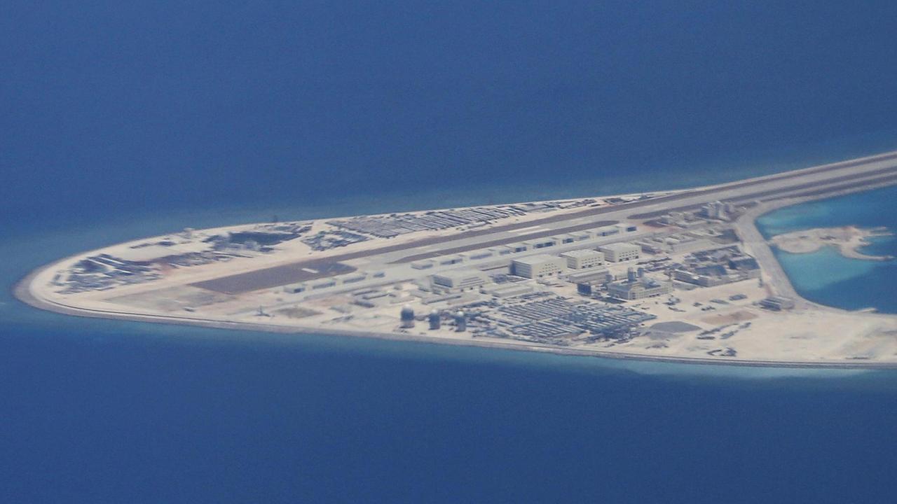 April 21, 2017: Infrastruktur der Chinesen auf dem Subi Reef / Spratly Inselgruppe aus der Luftansicht. 