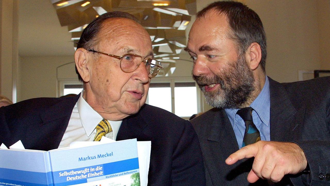 Markus Meckel (r.), damals als Abgeordneter im Bundestag, mit dem ehemaligen Bundesaußenminister Hans-Dietrich Genscher. Markus Meckel (r.), damals als Abgeordneter im Bundestag, mit dem ehemaligen Bundesaußenminister Hans-Dietrich Genscher.