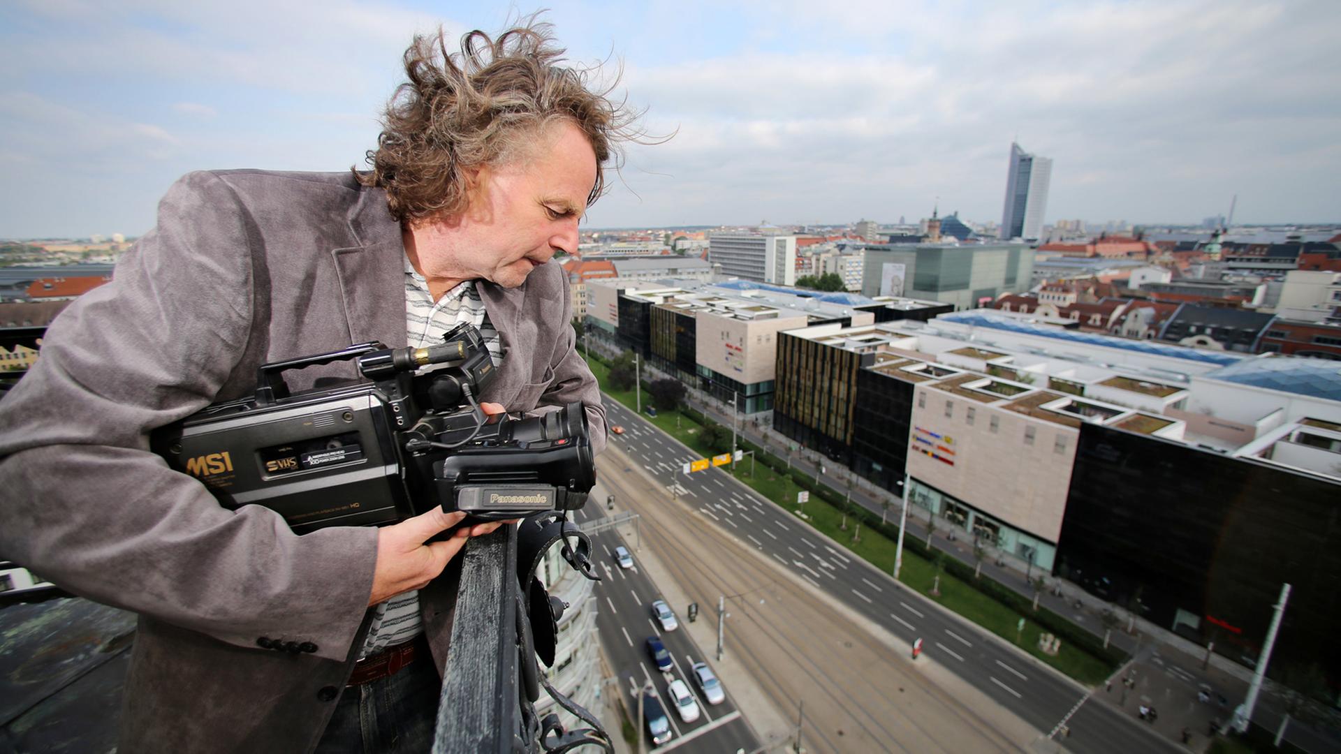 Der Journalist Siegbert Schefke steht mit seiner alten Videokamera auf dem Turm der Reformierten Kirche in Leipzig. Schefke filmte am 9. Oktober 1989 mit seinem Kollegen Aram Radomski eine Montagsdemo vom Turm der Kirche aus. Der Journalist Siegbert Schefke steht mit seiner alten Videokamera auf dem Turm der Reformierten Kirche in Leipzig. Schefke filmte am 9. Oktober 1989 mit seinem Kollegen Aram Radomski eine Montagsdemo vom Turm der Kirche aus.