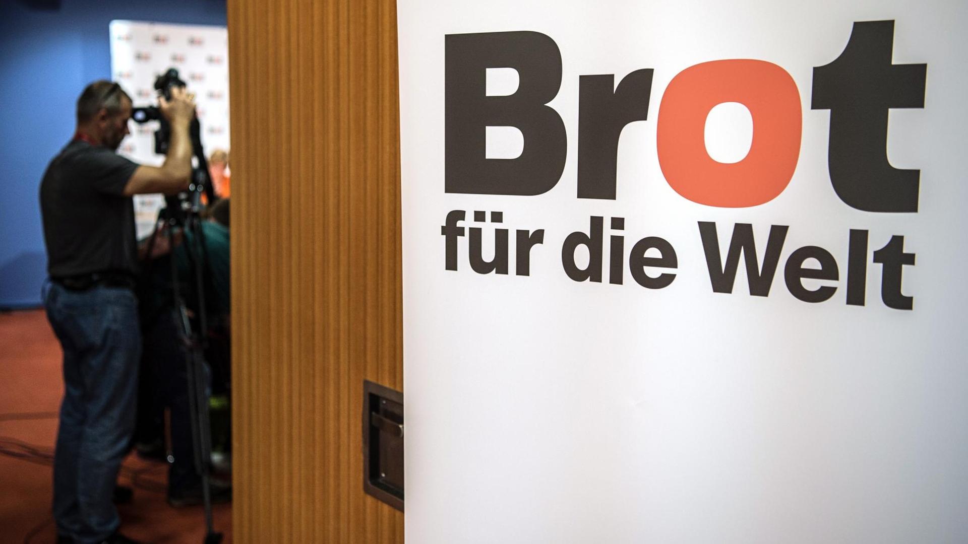 Das Logo des Evangelischen Hilfswerks "Brot für die Welt" steht an einem Aufsteller bei der Bilanz-Pressekonferenz der Organisation am 04.08.2016 in Berlin. Foto: Wolfram Kastl/dpa | Verwendung weltweit