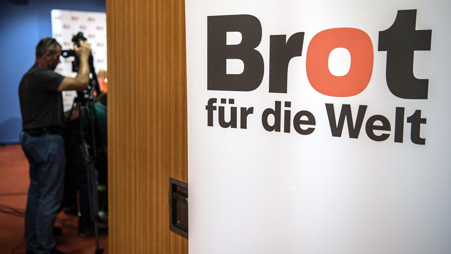 Das Logo des Evangelischen Hilfswerks "Brot für die Welt" steht an einem Aufsteller bei der Bilanz-Pressekonferenz der Organisation am 04.08.2016 in Berlin. Foto: Wolfram Kastl/dpa | Verwendung weltweit Das Logo des Evangelischen Hilfswerks "Brot für die Welt" steht an einem Aufsteller bei der Bilanz-Pressekonferenz der Organisation am 04.08.2016 in Berlin. Foto: Wolfram Kastl/dpa | Verwendung weltweit