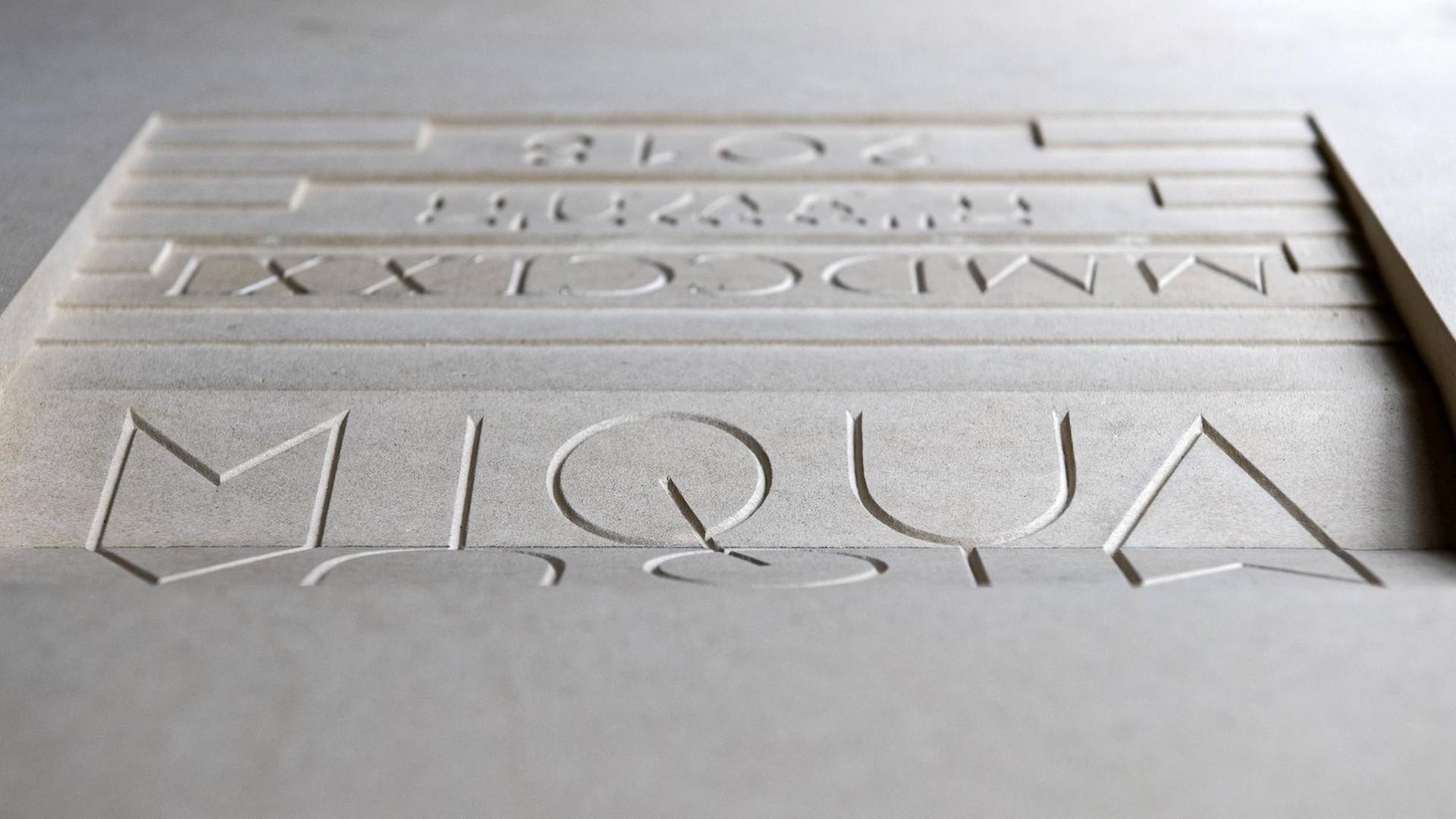 Grundsteinlegung des Jüdischem Museums MIQUA in Köln. Im Bild der fertig bearbeitete Grundstein aus Kalkstein, gewonnen in der Nähe von Caen (Normandie). Die Schriften sind jetzt in den Stein eingetrieben. Lediglich abschließende Feinarbeiten und Optimierungen stehen noch aus. Anschließend muss der Stein noch gesäubert werden. Das Foto wurde in der Werkstatt des Steinmetzes Markus Heindl in der Dombauhütte zu Köln aufgenommen. Köln Nordrhein-Westfalen Deutschland Grundsteinlegung des Jüdischem Museums MIQUA in Köln. Im Bild der fertig bearbeitete Grundstein aus Kalkstein, gewonnen in der Nähe von Caen (Normandie). Die Schriften sind jetzt in den Stein eingetrieben. Lediglich abschließende Feinarbeiten und Optimierungen stehen noch aus. Anschließend muss der Stein noch gesäubert werden. Das Foto wurde in der Werkstatt des Steinmetzes Markus Heindl in der Dombauhütte zu Köln aufgenommen. Köln Nordrhein-Westfalen Deutschland