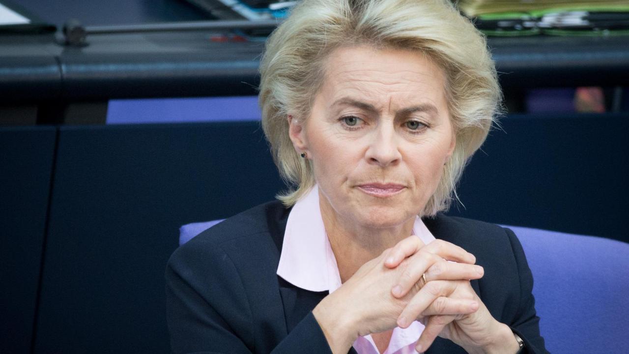 Bundesverteidigungsministerin Ursula von der Leyen (CDU) nimmt am 09.09.2015 an der Sitzung des Bundestags in Berlin teil. Sie blickt sehr ernst.