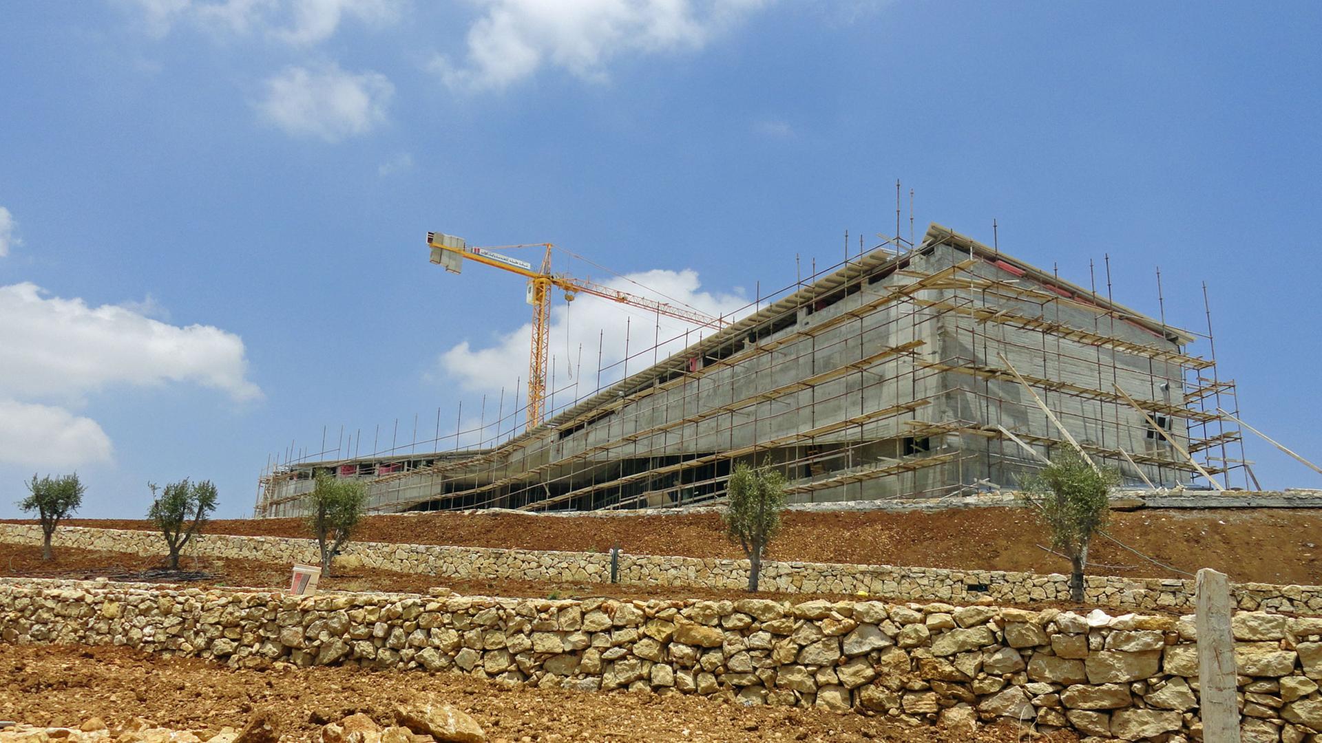 Das undatierte Handout des Palestinian Museum Ramallah zeigt die Baustelle des künftigen Museums für Kunst und Geschichte. Das bisher größte Museum seiner Art soll im Mai 2016 im Westjordanland eröffnet werden. Das undatierte Handout des Palestinian Museum Ramallah zeigt die Baustelle des künftigen Museums für Kunst und Geschichte. Das bisher größte Museum seiner Art soll im Mai 2016 im Westjordanland eröffnet werden.