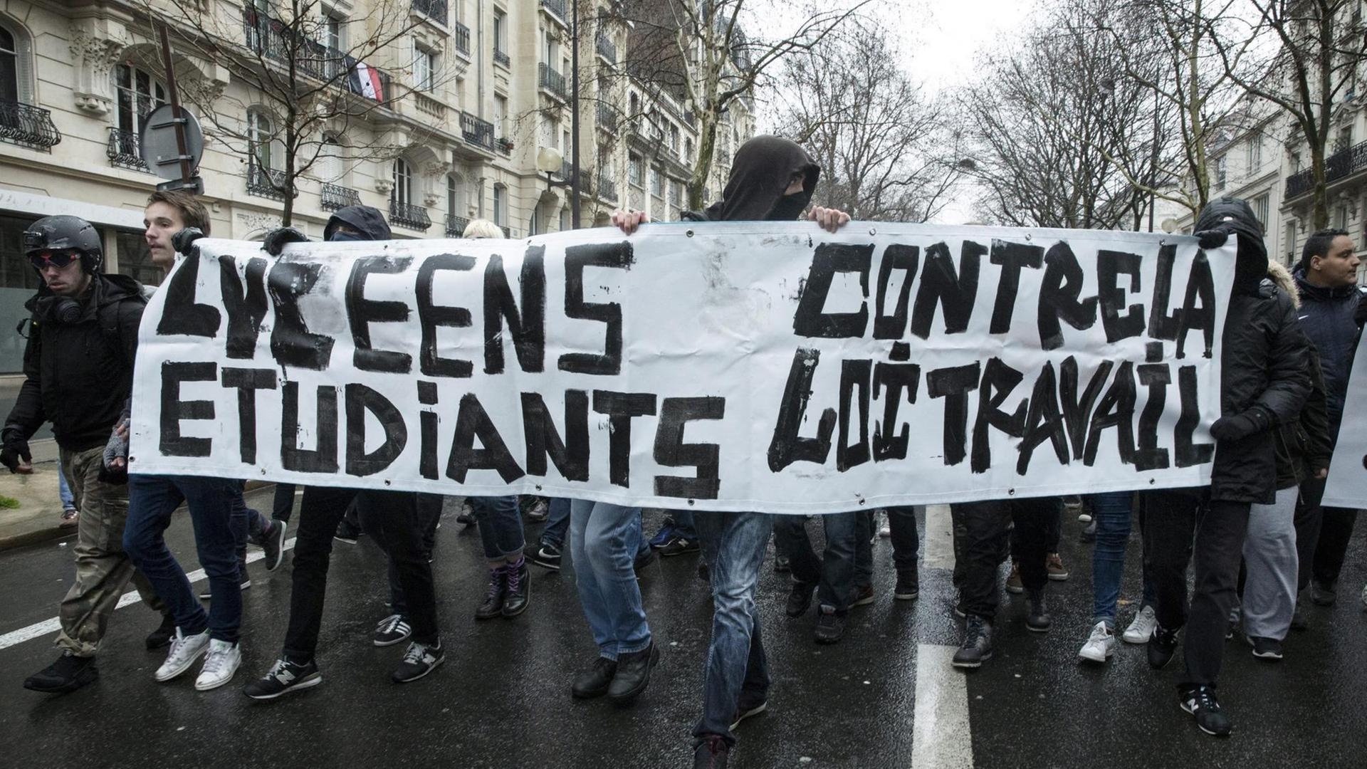 Arbeitnehmer und Studenten protestieren in Paris gegen die geplante Arbeitsmarktreform. Arbeitnehmer und Studenten protestieren in Paris gegen die geplante Arbeitsmarktreform.