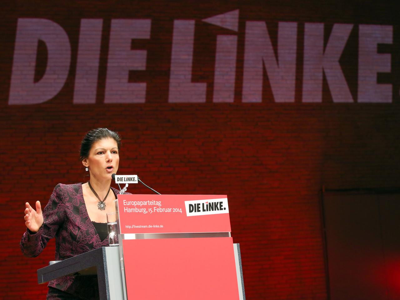 Die stellvertretende Vorsitzende der Partei Die Linke, Sahra Wagenknecht, spricht am 15.02.2014 beim Bundesparteitag ihrer Partei in Hamburg. Themenschwerpunkte des Parteitages sind die Verabschiedung des Europawahlprogramms und die Aufstellung der Bundesliste zur Europawahl 2014. Die stellvertretende Vorsitzende der Partei Die Linke, Sahra Wagenknecht, spricht am 15.02.2014 beim Bundesparteitag ihrer Partei in Hamburg. Themenschwerpunkte des Parteitages sind die Verabschiedung des Europawahlprogramms und die Aufstellung der Bundesliste zur Europawahl 2014.