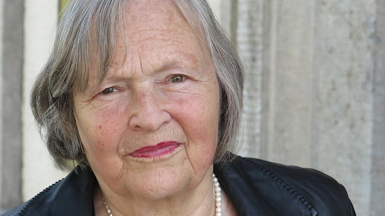 Saskia von Brockdorff vor dem Funkhaus von Deutschlandfunk Kultur Saskia von Brockdorff vor dem Funkhaus von Deutschlandfunk Kultur