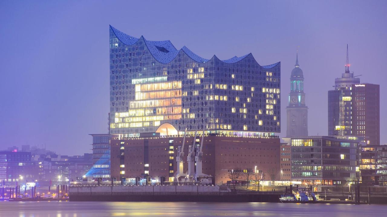 Die Elbphilharmonie und der Michel sind am 08.01.2017 in Hamburg zu sehen. Das Konzerthaus wird am 11.01.2017 eröffnet. Die Elbphilharmonie und der Michel sind am 08.01.2017 in Hamburg zu sehen. Das Konzerthaus wird am 11.01.2017 eröffnet.