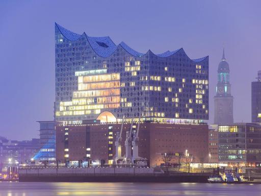Die Elbphilharmonie und der Michel sind am 08.01.2017 in Hamburg zu sehen. Das Konzerthaus wird am 11.01.2017 eröffnet.