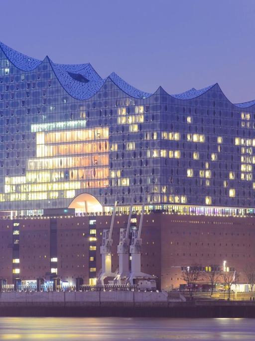 Die Elbphilharmonie und der Michel sind am 08.01.2017 in Hamburg zu sehen. Das Konzerthaus wird am 11.01.2017 eröffnet.