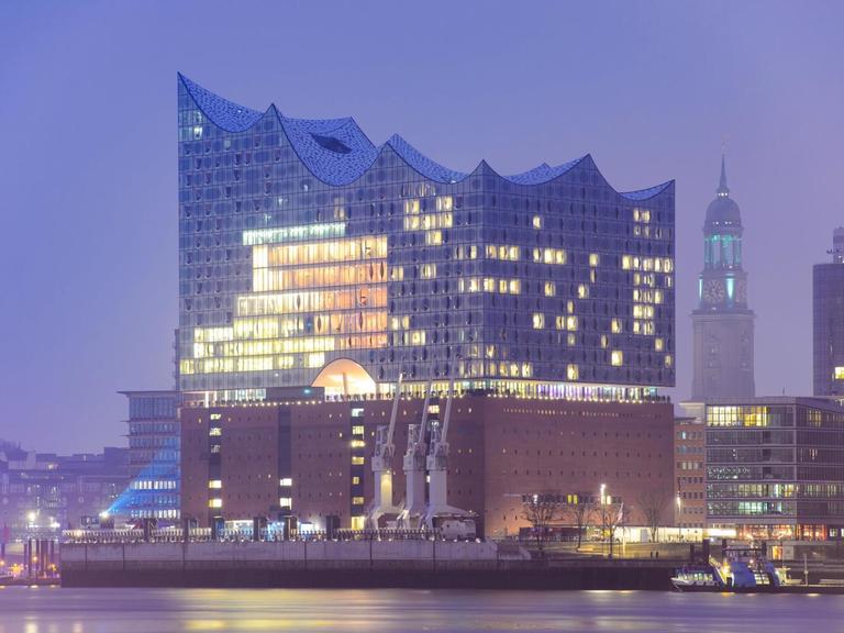 Die Elbphilharmonie und der Michel sind am 08.01.2017 in Hamburg zu sehen. Das Konzerthaus wird am 11.01.2017 eröffnet.