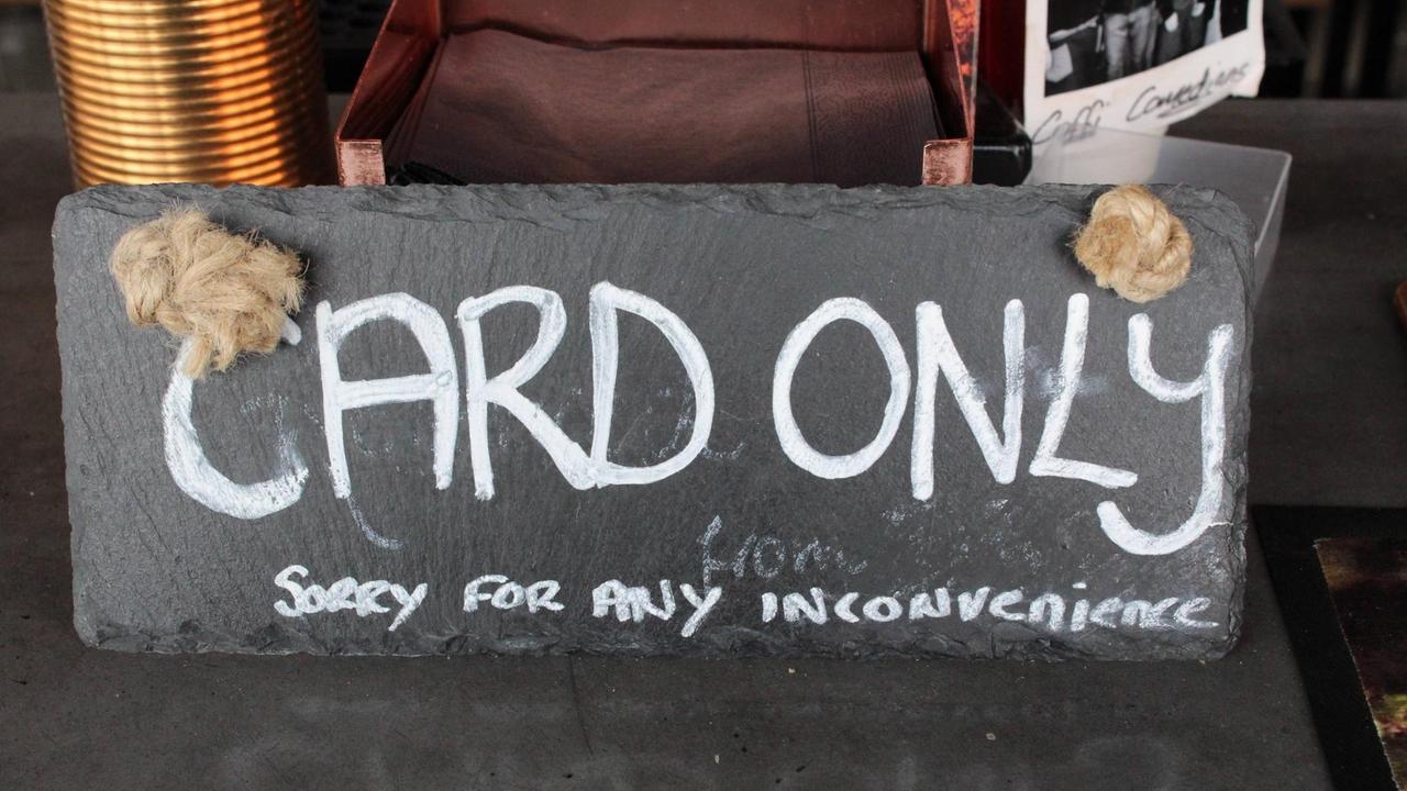 Ein Schild mit der Kreideaufschrift "Card only. Sorry for any inconvenience". Ein Schild mit der Kreideaufschrift "Card only. Sorry for any inconvenience".