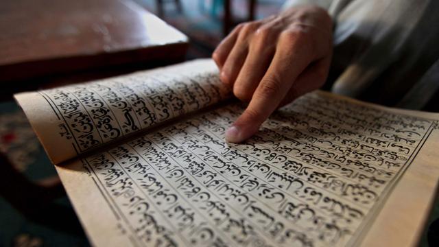 Ein pakistanischer Muslim liest den Koran
