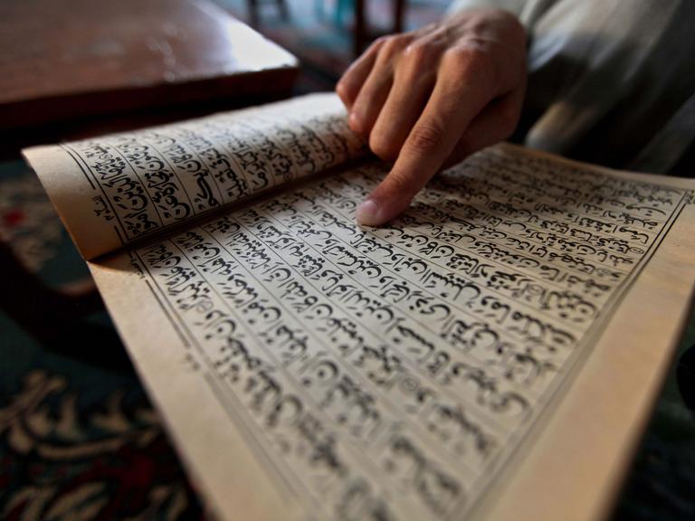 Ein pakistanischer Muslim liest den Koran