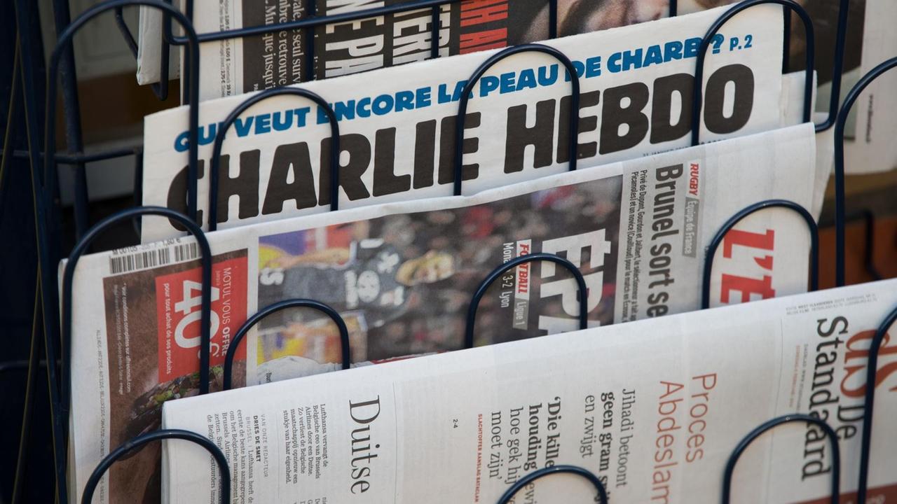 Die Zeitung "Charlie Hebdo" im Verkaufsständer 