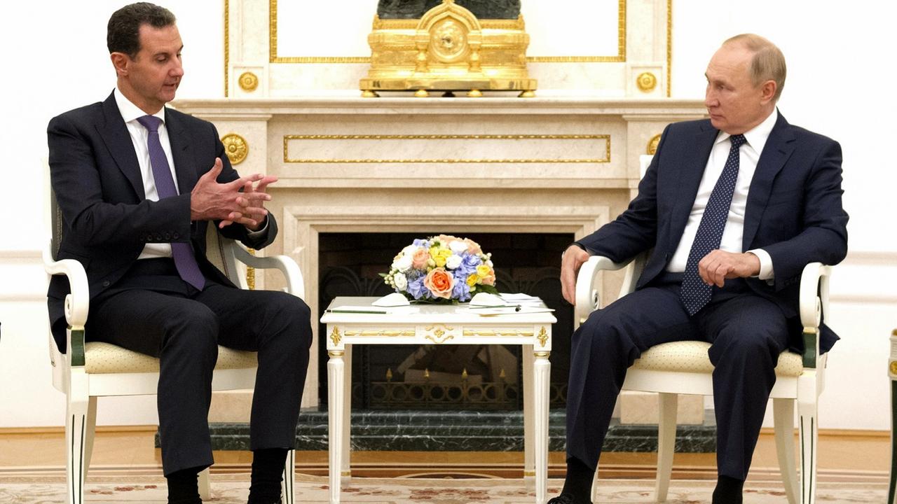 Russland, Moskau: Ein vom Kreml am 14.09.2021 zur Verfügung gestelltes Bild zeigt Wladimir Putin (r), Präsident von Russland, bei einem Treffen mit Baschar al-Assad, Präsident von Syrien, im Kreml.