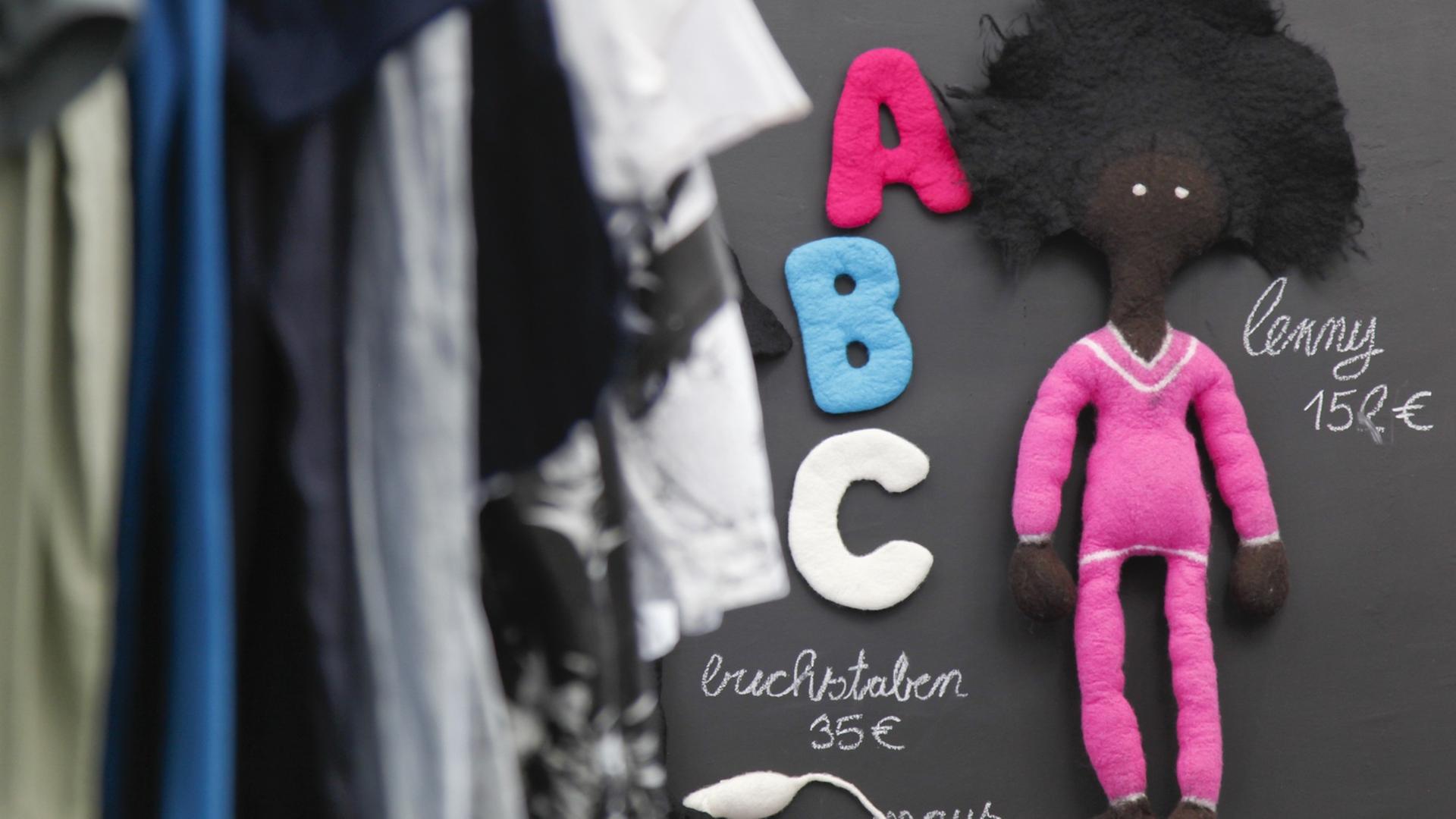 Gemeinsam mit ihrer Puppe Mariechen rettet Anja die Geburtstagsfeier ihres Bruders Gemeinsam mit ihrer Puppe Mariechen rettet Anja die Geburtstagsfeier ihres Bruders