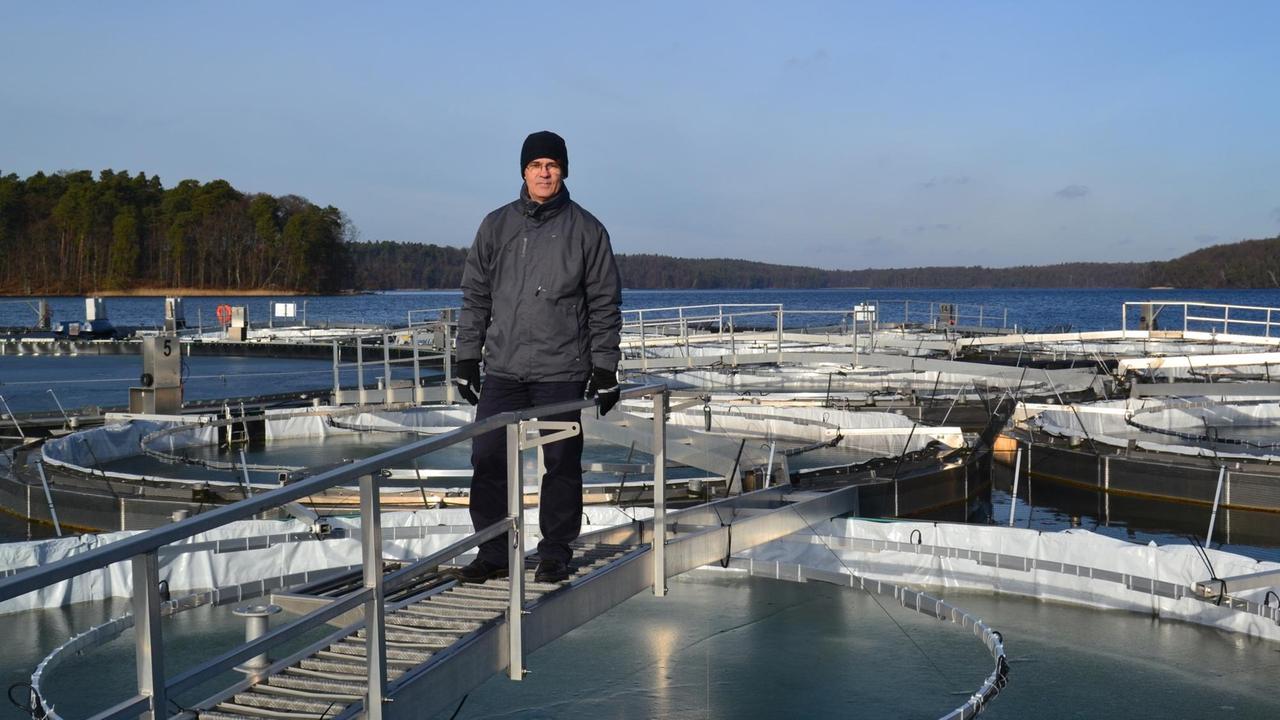 Professor Mark Gessner steht auf dem Seelabour des Stechlinsee und blickt in die Kamera. Er trägt eine Winterjacke und eine Mütze. Professor Mark Gessner steht auf dem Seelabour des Stechlinsee und blickt in die Kamera. Er trägt eine Winterjacke und eine Mütze.