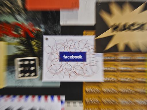 Das Logo des Sozialen Netzwerks Facebook fotografiert mit Zoomeffekt 2013 im Silicon Valley in Kalifornien, USA