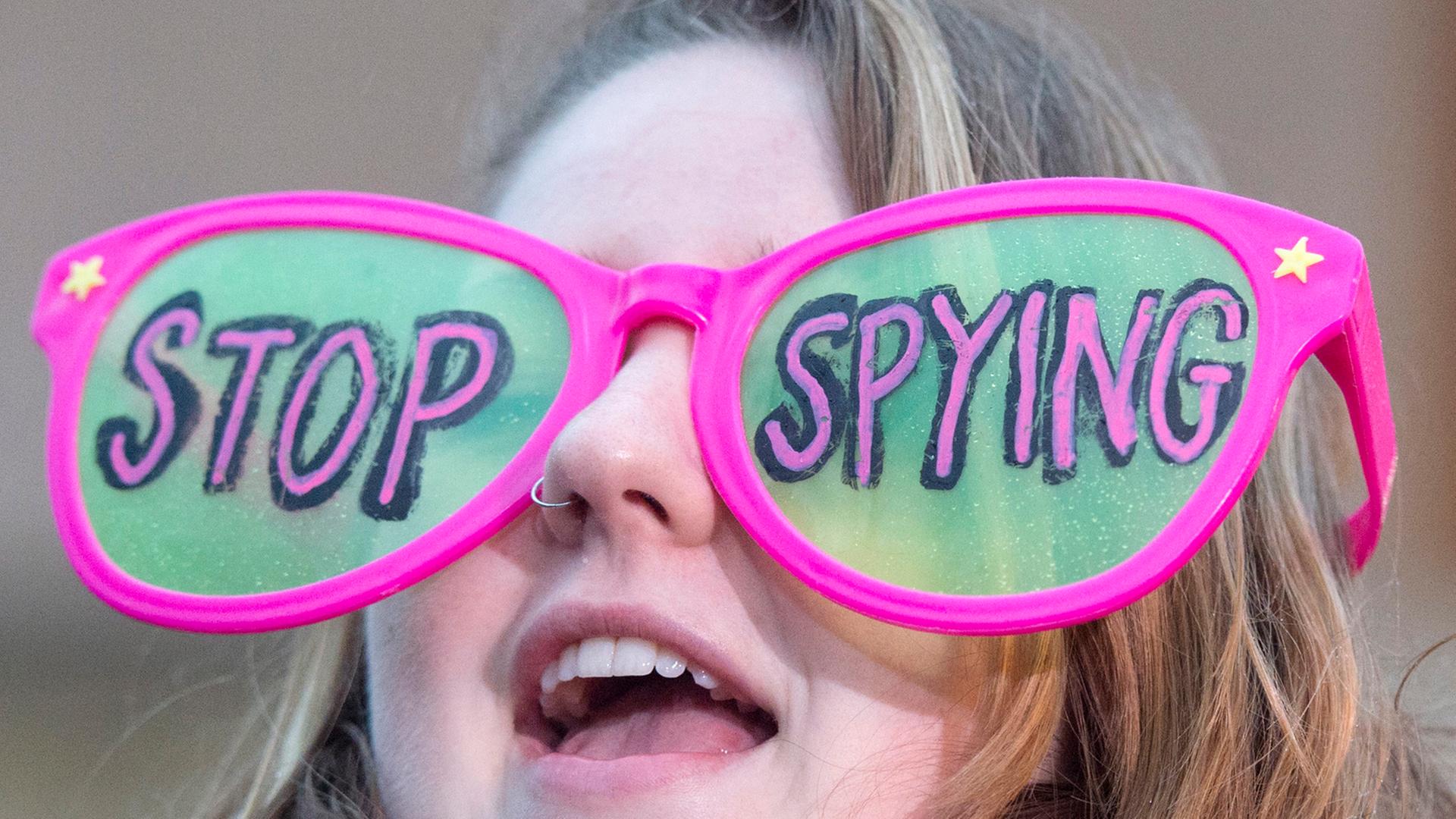 Stop Spying! Eine Frau protestiert gegen die Forderung des FBIs nach Entschlüsselung eines iPhones. Stop Spying! Eine Frau protestiert gegen die Forderung des FBIs nach Entschlüsselung eines iPhones.
