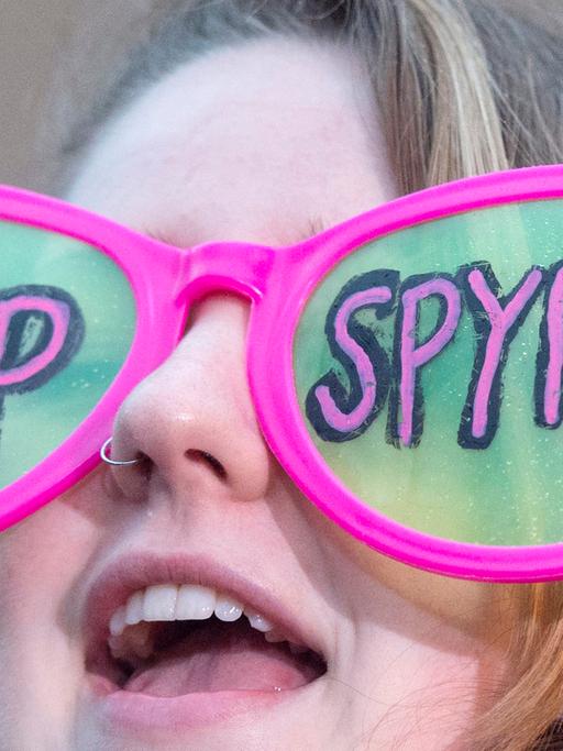 Stop Spying! Eine Frau protestiert gegen die Forderung des FBIs nach Entschlüsselung eines iPhones.