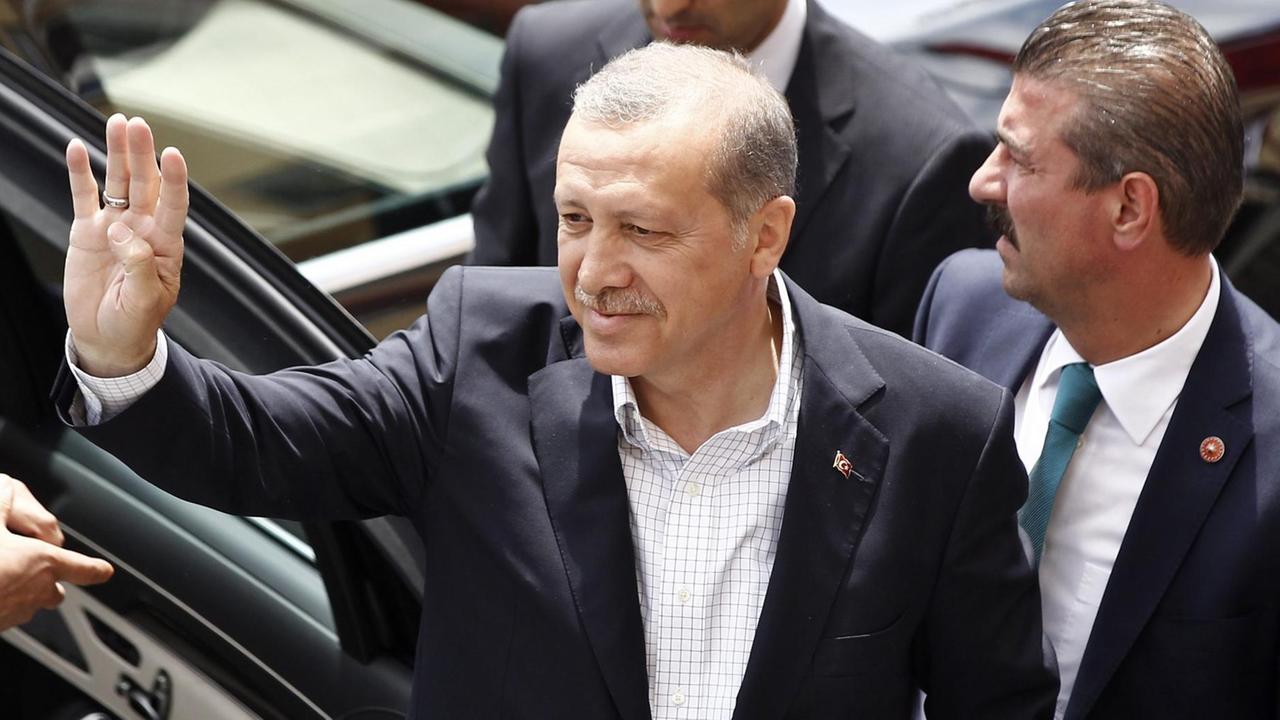 Der türkische Präsident Recep Tayyip Erdogan winkt seinen Anhängern zu.
