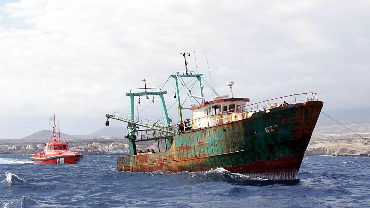 Rostiges Schiff, dass 2005 mit rund 150 Flüchtlingen in der Nähe von Tenneriffa gefunden wurde. Rostiges Schiff, dass 2005 mit rund 150 Flüchtlingen in der Nähe von Tenneriffa gefunden wurde.
