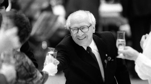 Erich Honecker prostet Frauen bei einer Feier anlässlich des Internationalen Frauentages zu.