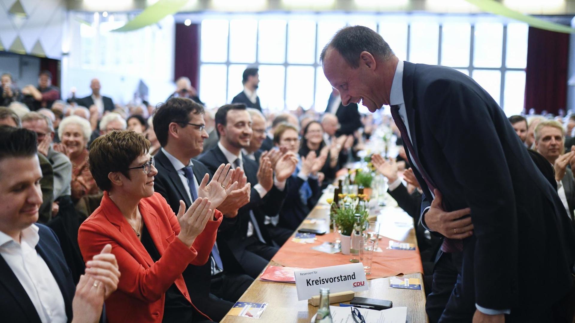 CDU Europawahlkampf in Eslohe: CDU-Chefin Annegret Kramp-Karrenbauer (l) und ihr Ex-Kontrahent Friedrich Merz nehmen an einer Europawahlkampf-Veranstaltung der CDU am 12.04.2019 teil CDU Europawahlkampf in Eslohe: CDU-Chefin Annegret Kramp-Karrenbauer (l) und ihr Ex-Kontrahent Friedrich Merz nehmen an einer Europawahlkampf-Veranstaltung der CDU am 12.04.2019 teil