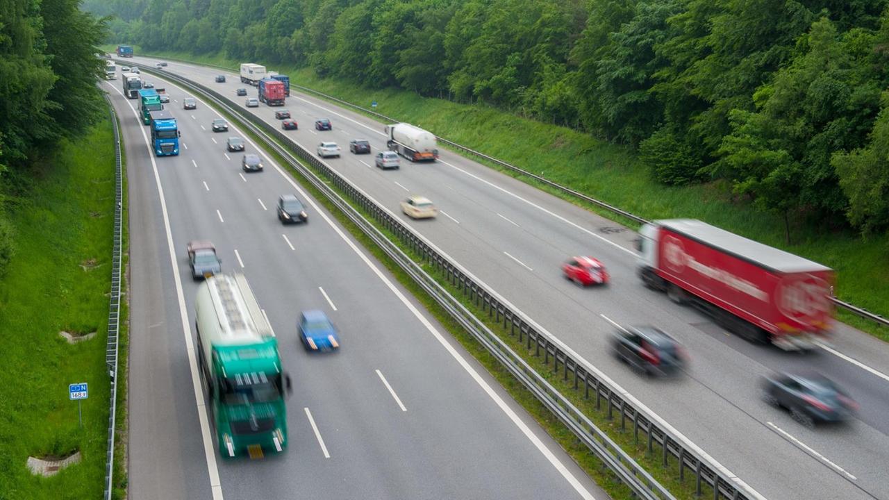 Zahlreiche Autos und Lastwagen fahren am 25.05.2016 bei Hamburg über die Autobahn 7. Zahlreiche Autos und Lastwagen fahren am 25.05.2016 bei Hamburg über die Autobahn 7.